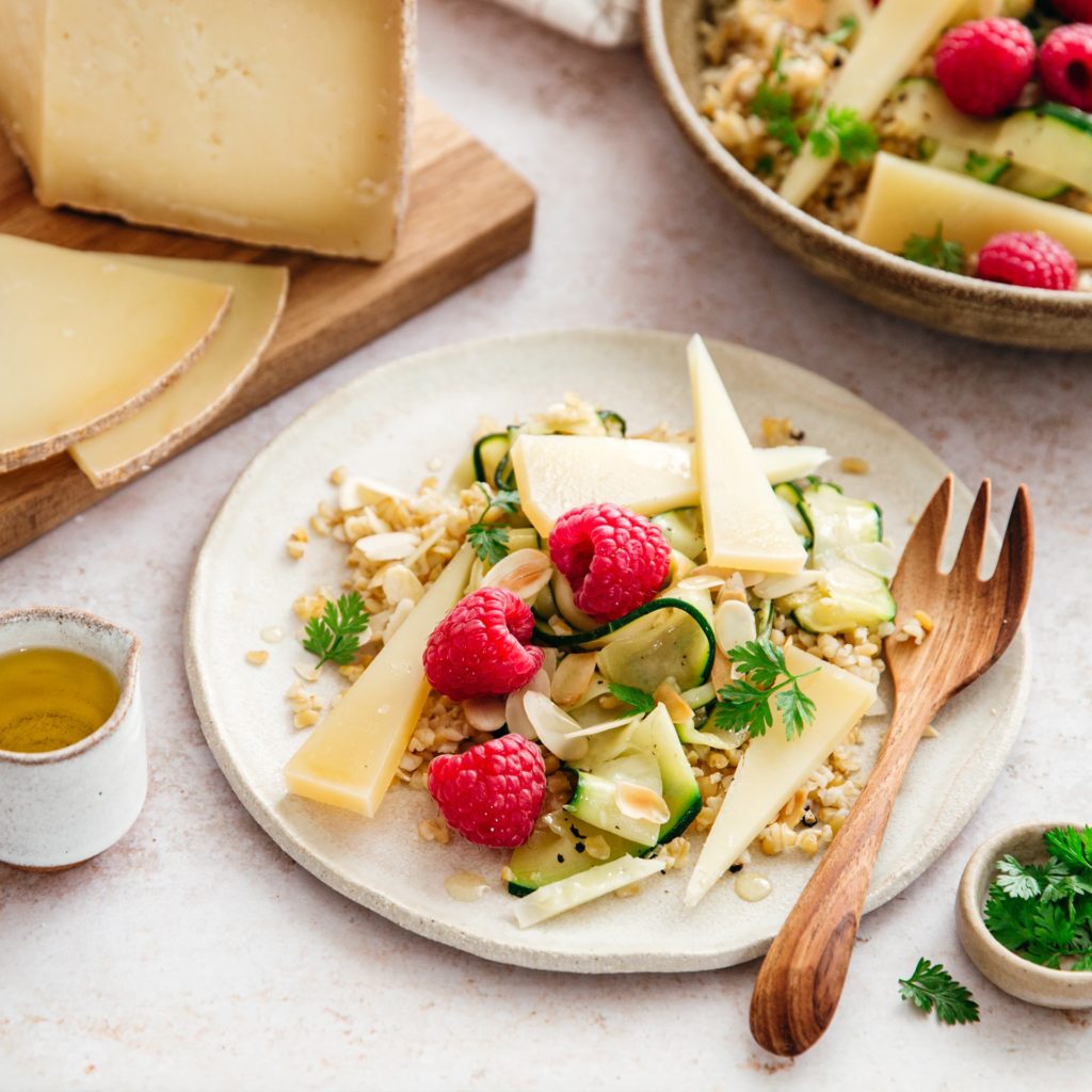 Salade de boulghour aux courgettes, framboises et Ossau-Iraty AOP
